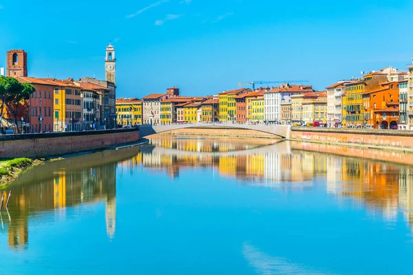 İtalyan şehri Pisa 'nın tarihi merkezinde Arno nehri boyunca uzanan tarihi binalar..
