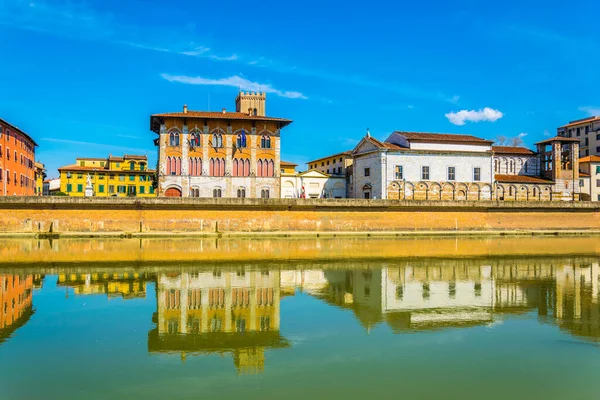 İtalyan şehri Pisa 'nın tarihi merkezinde Arno nehri boyunca uzanan tarihi binalar..