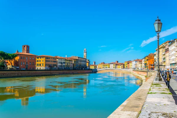 İtalyan şehri Pisa 'nın tarihi merkezinde Arno nehri boyunca uzanan tarihi binalar..