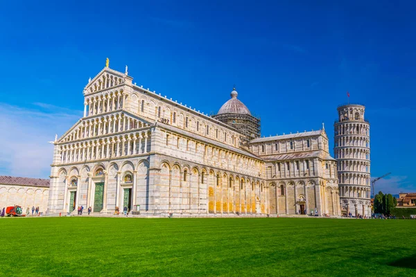 pisa ve mucizeler meydanında leaning tower katedral