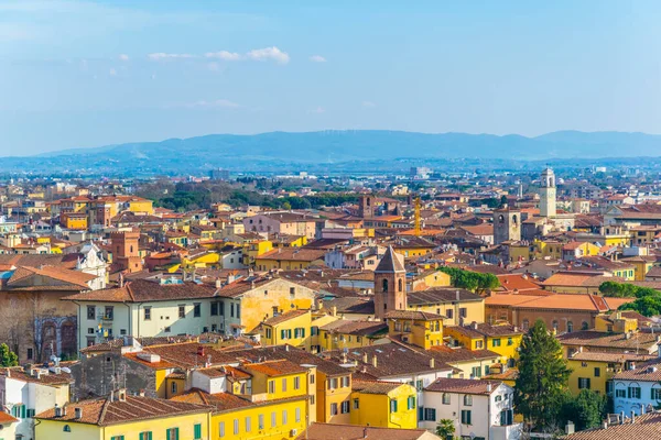 Eğik kulenin tepesinden çekilen İtalyan kentinin havadan görüntüsü..