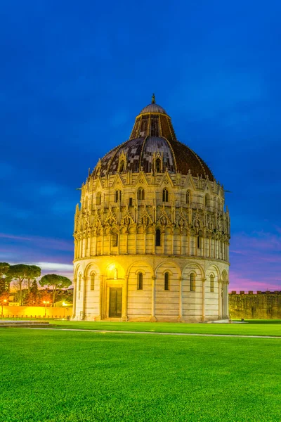 Pisa, İtalya 'daki Piazza die Mucizoli Meydanı' ndaki Aziz John Kilisesi 'nin gece manzarası..