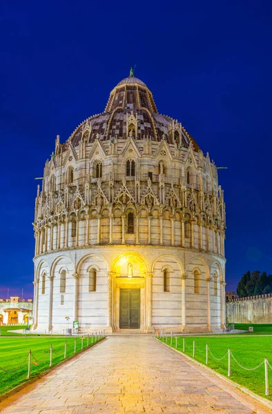 Pisa, İtalya 'daki Piazza die Mucizoli Meydanı' ndaki Aziz John Kilisesi 'nin gece manzarası..