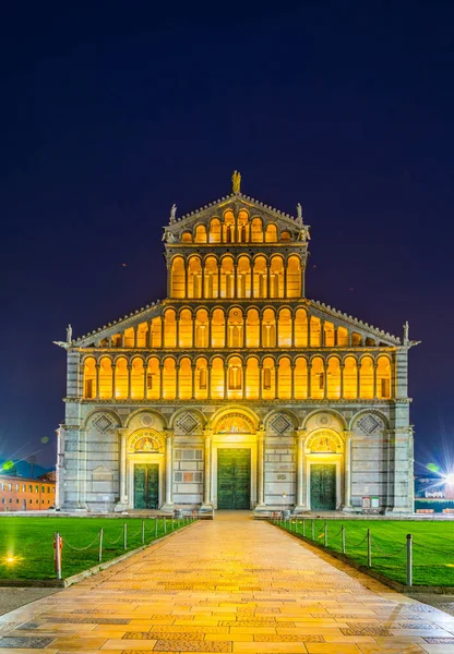 İtalya 'daki Pisa Katedrali' nin gece manzarası