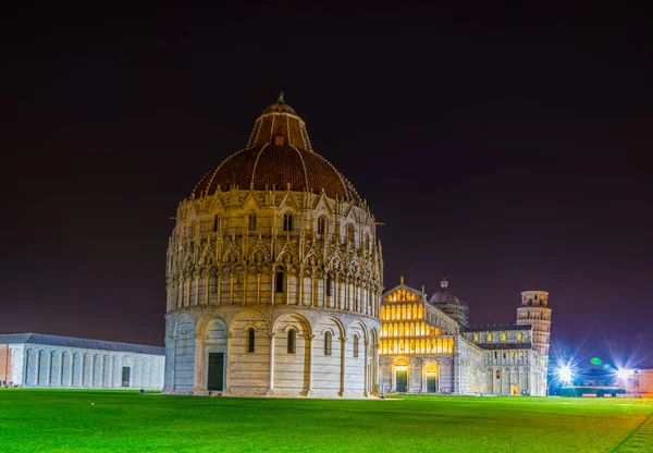 Vaftizhane Pisa Katedrali Leaning Tower Mucizeler Meydanı Gece Görünümü — Stok fotoğraf