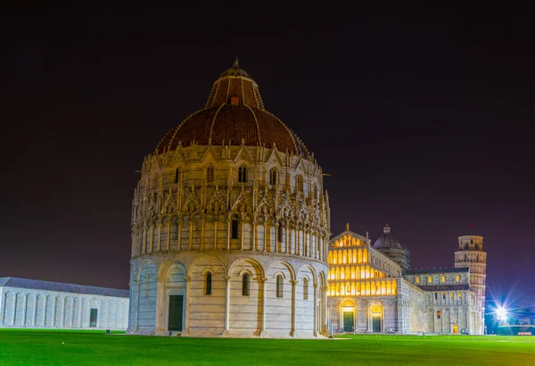 Vaftizhane Pisa Katedrali Leaning Tower Mucizeler Meydanı Gece Görünümü — Stok fotoğraf