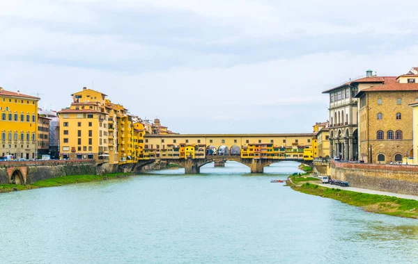Bulutlu bir günde İtalya 'nın Floransa şehrinde Ponte vecchio.