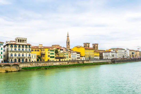 İtalyan kenti Floransa 'nın tarihi merkezinde Arno nehri boyunca uzanan tarihi binalar,.