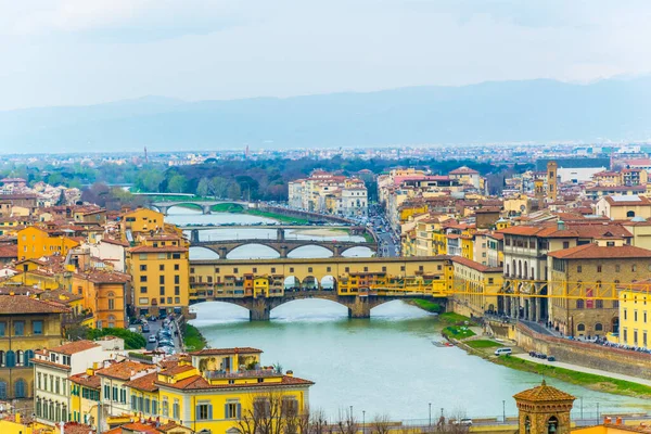 Bulutlu bir günde İtalya 'nın Floransa kentindeki Ponte Vecchio' nun hava manzarası.