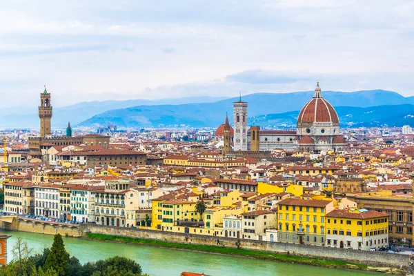 İtalya, Floransa 'da Santa Maria del Fiore ve Palazzo Vecchio' nun güzel hava manzarası