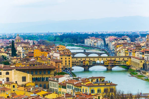 Bulutlu bir günde İtalya 'nın Floransa kentindeki Ponte Vecchio' nun hava manzarası.