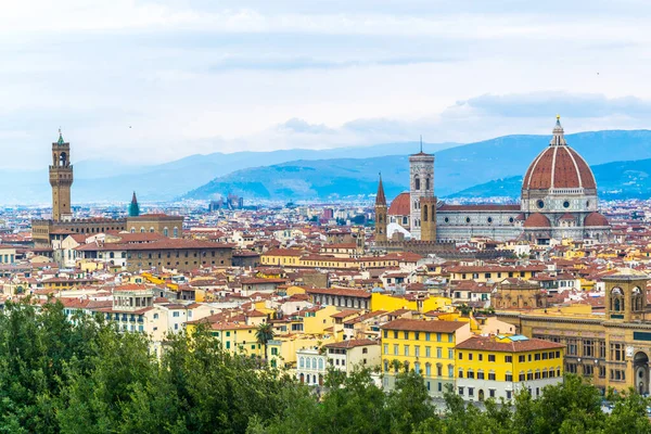 İtalya, Floransa 'da Santa Maria del Fiore ve Palazzo Vecchio' nun güzel hava manzarası