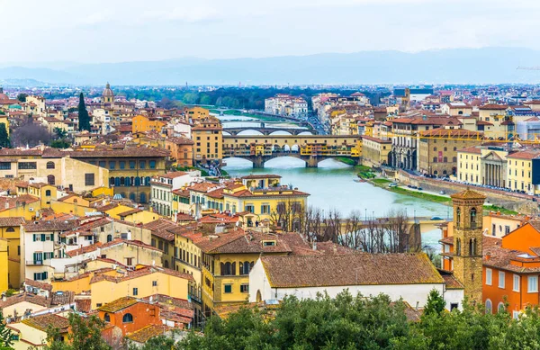 Bulutlu bir günde İtalya 'nın Floransa kentindeki Ponte Vecchio' nun hava manzarası.