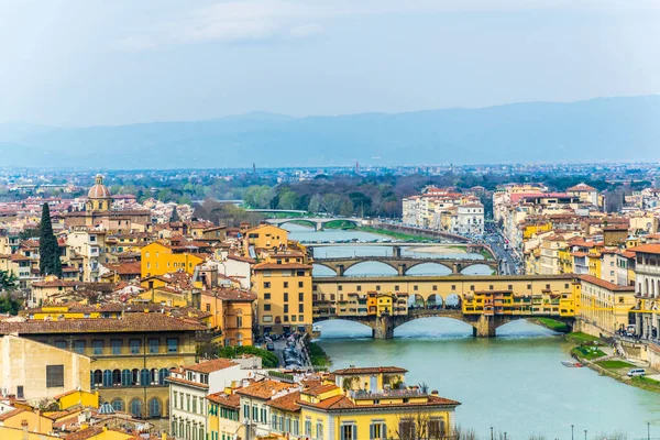 Bulutlu bir günde İtalya 'nın Floransa kentindeki Ponte Vecchio' nun hava manzarası.