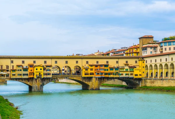 Bulutlu bir günde İtalya 'nın Floransa şehrinde Ponte vecchio.