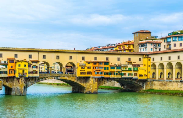 Bulutlu bir günde İtalya 'nın Floransa şehrinde Ponte vecchio.