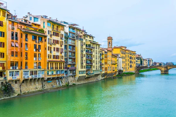 İtalyan kenti Floransa 'nın tarihi merkezinde Arno nehri boyunca uzanan tarihi binalar,.