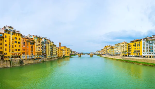 İtalyan kenti Floransa 'nın tarihi merkezinde Arno nehri boyunca uzanan tarihi binalar,.