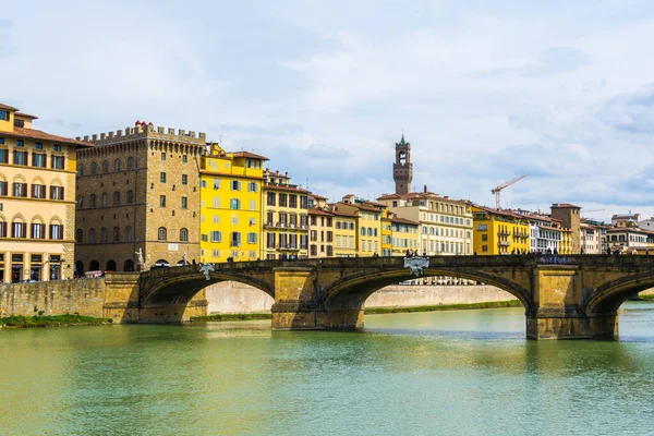 İtalyan şehrinin tarihi merkezi Arno nehri boyunca uzanan tarihi binalar, Ponte Santa Trinita yakınlarında kurulmuştur.