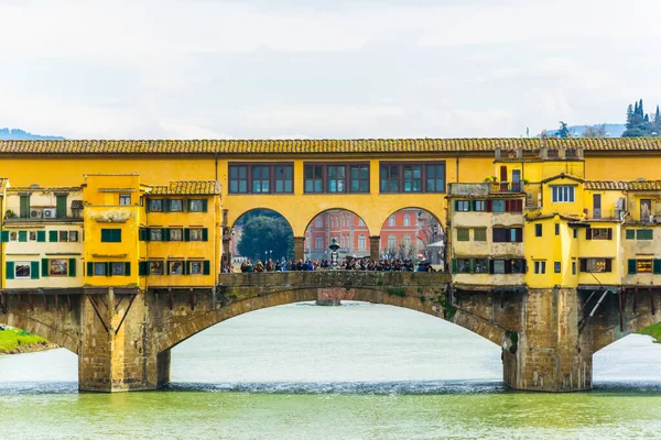 Bulutlu bir günde İtalya 'nın Floransa şehrinde Ponte vecchio.