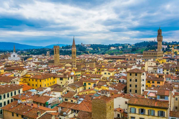 İtalya 'nın Floransa kentindeki Bazilika di Santa Croce ve Palazzo Vecchio' nun havadan görünüşü