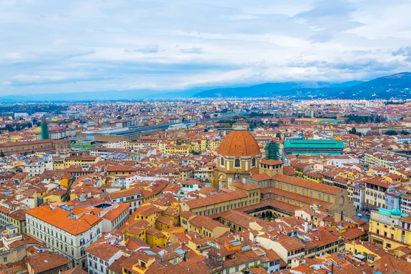 İtalya 'nın Floransa kentindeki S.M.Novella tren istasyonunun hava manzarası.