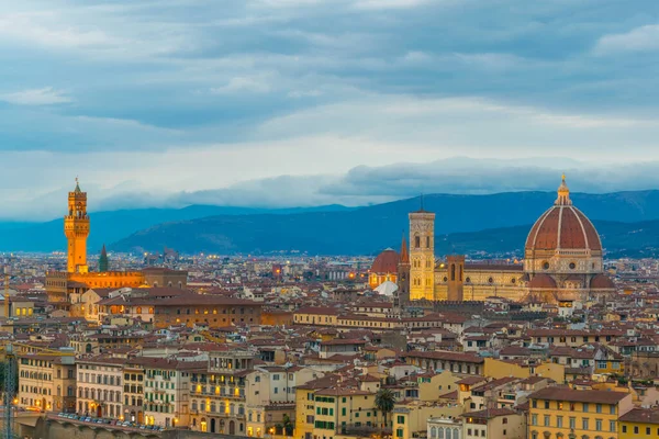 İtalya, Floransa 'da günbatımında Santa Maria del Fiore ve Palazzo Vecchio' nun güzel hava manzarası
