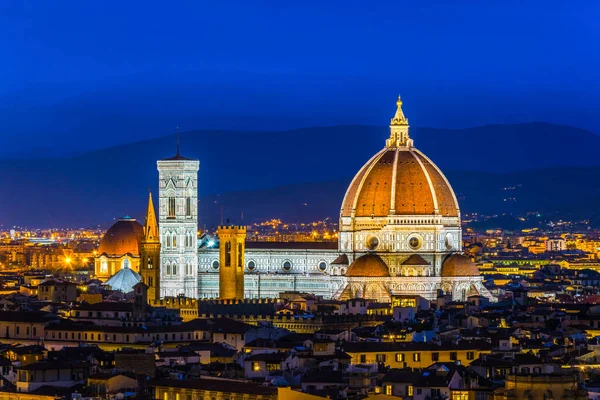 Floransa, İtalya 'da gün batımında Santa Maria del Fiore' un güzel hava manzarası
