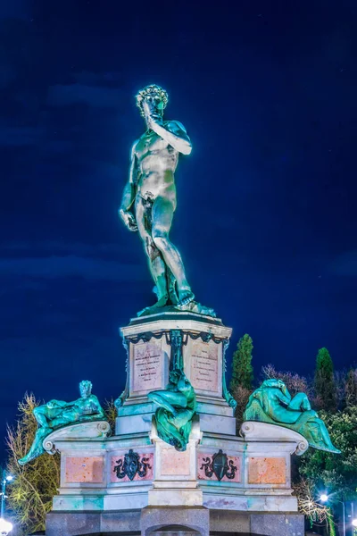 Статуя Давида Микеланджело Площади Микеланджело Ночью Флоренции Италия — стоковое фото