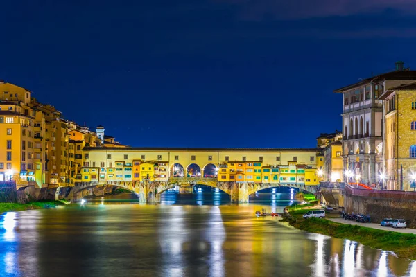 Nattutsikt Över Den Upplysta Ponte Vecchio Den Italienska Staden Blomster — Stockfoto