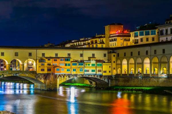 İtalya 'nın Floransa kentindeki aydınlık Ponte vecchio' nun gece manzarası.