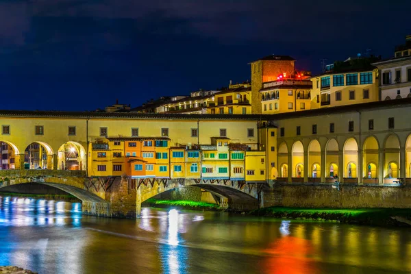 Nattutsikt Över Den Upplysta Ponte Vecchio Den Italienska Staden Blomster — Stockfoto