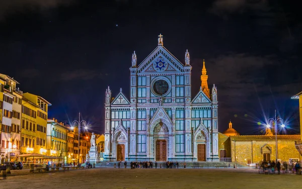 İtalya, Firenze 'deki Santa Croce Bazilikası gece görüşü