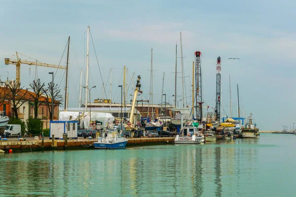 İtalyan şehri Rimini 'de tekneli bir kanal manzarası.