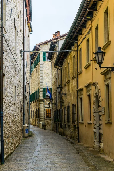 圣马力诺历史中心的一条狭窄街道 — 图库照片