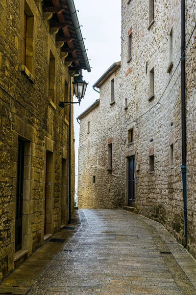 Widok Wąską Uliczkę Historycznym Centrum San Marino — Zdjęcie stockowe