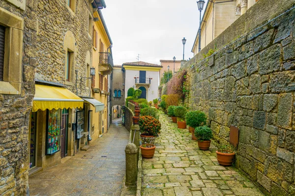 Utsikt Över Smal Gata Den Historiska Stadskärnan San Marino — Stockfoto