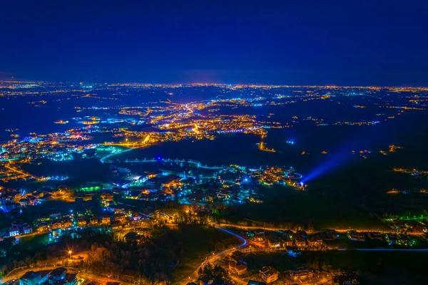 San Marino 'nun gece hava manzarası