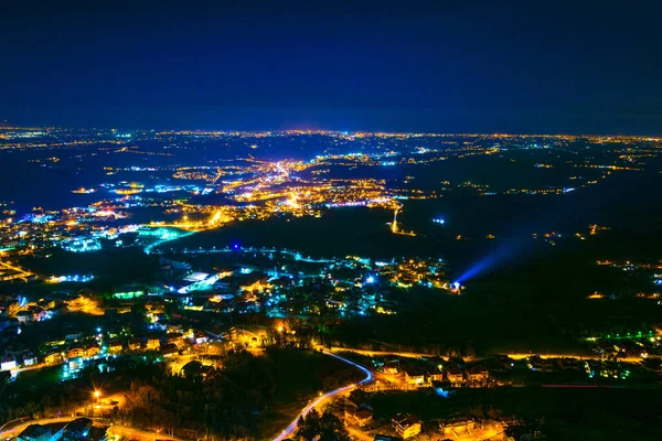 San Marino 'nun gece hava manzarası