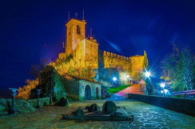 Guaita 'nın gece manzarası, San Marino' nun ilk kulesi.