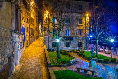 San Marino 'nun tarihi merkezinde aydınlatılmış dar bir caddenin gece görüşü