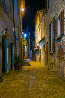 San Marino 'nun tarihi merkezinde aydınlatılmış dar bir caddenin gece görüşü