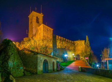 Guaita 'nın gece manzarası, San Marino' nun ilk kulesi.