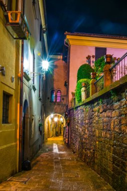 San Marino 'nun tarihi merkezinde aydınlatılmış dar bir caddenin gece görüşü