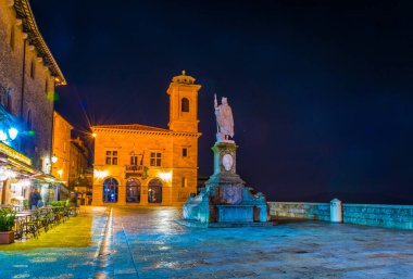 San Marino 'nun tarihi merkezindeki Piazza della liberta meydanının gece manzarası