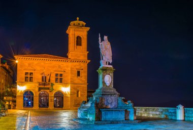 San Marino 'nun tarihi merkezindeki Piazza della liberta meydanının gece manzarası