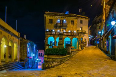 San Marino 'nun tarihi merkezinde aydınlatılmış dar bir caddenin gece görüşü