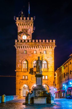 San Marino 'daki Palazzo Pubblico (Halk Sarayı) önünde bulunan Özgürlük Heykeli' nin gece manzarası