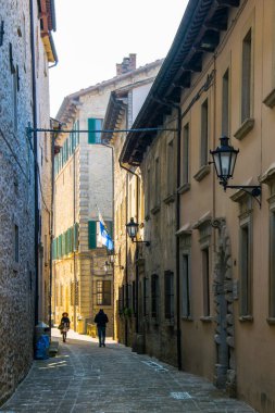 San Marino 'nun tarihi merkezinde dar bir sokak manzarası