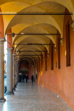 İtalyan kasabası Bolonya 'nın tarihi merkezinde kapalı bir atari salonu manzarası.